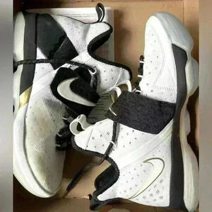 LEBRON SIZE 9.5 BHM